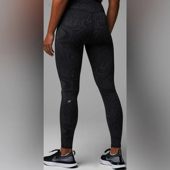 🌟Rare🌟 Fabletics Black High Frequency Reflective Trinity 7/8 Legging | XS | NWT - Picture 2 of 9